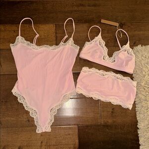 SKIMS FITS EVERYBODY LACE BODYSUIT, BRALETTE, BANDEAU CHERRY BLOSSOM TONAL XS/S